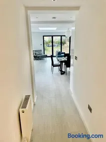 beautiful 3 bedroom apartment in cambridge sleeps 7 - Image 4