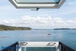 Beachfront Cawsand Flat - Sleeps 8 & Pet-Friendly - Image 1