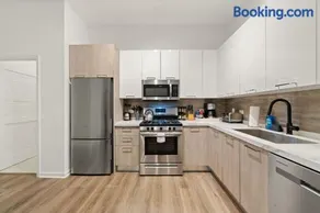 Spacious 3BR Urban Getaway w Gym - Image 2