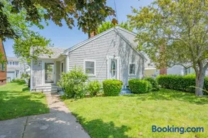 Cozy Town Neck Cape Escape – Pet Friendly - Image 2