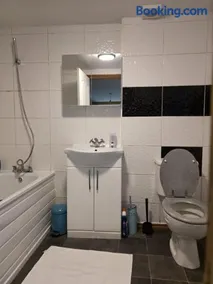 Spacious 3BR House 6 Beds Aldershot - Image 2