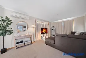 Granton River View Home Near Hobart CBD Parking - Image 2