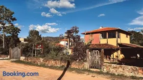 Casa charmosa com chalés, jardim e área gramada - Image 4