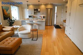 Modern Studio with Rooftop Deck and Sunset Views - Image 5