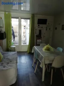 Pornichet à 50m de la mer et 800m de la gare loue un appartement RDC avec cour dans une petite copropriété opropriété - Image 1