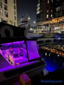 LUXURY 40 FOOT YACHT ON 5 STAR OCEAN VILLAGE MARINA SOUTHAMPTON - minutes away from city centre and cruise terminals - Free parking included - Image 5