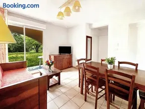 T3 familial avec piscine et parking, résidentiel - Image 4