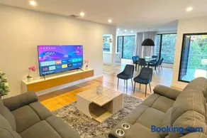 Unique 3 Bedroom House close to Merewether Beach - Image 2