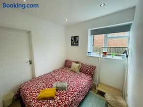 Rooms in a beautiful house with free on St parking - Image 2