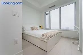 Modern 1BR Escape in Prime Yorkville - Image 3