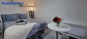 Charming, cosy hideaway with free WiFi, parking - Image 1