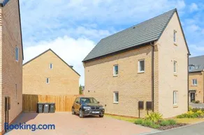4 Bed Room Service Accommodation - 2 Parkings - Fibre Wi-Fi - Workstation - Image 3