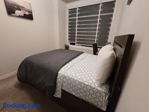 Elegant 3br Kleinburg Townhouse Free Parking Wifi Full Kitchen Laundry Near Canadas Wonderland - Image 2