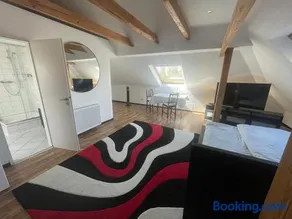 Weißes Apartmenthaus am Kanal - Image 3