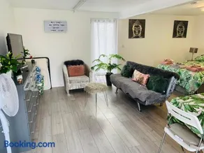 Nicolas Devon air bed and breakfast - Image 2