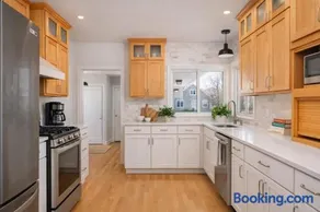 Family Retreat - 4 Bed 3 Bath Fireplace & Fun - Image 2