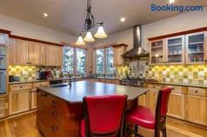Sunriver Riverfront Escape Spacious 4 Bedroom Home with River Access and Pet-Friendly Features - Image 5