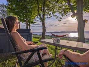 Chalet #7 Waterfront with Spa, Fireplace Wifi & AC - Image 2