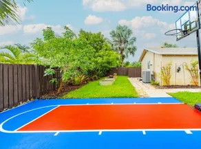 Colorful Home - Pool - Game Room - Basketball Court - BBQ & More - Image 4