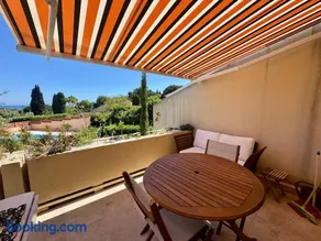Apartment with sea view and pool at Pramousquier - Image 1