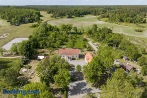 Prästgården i lantlig miljö med fyra sovrum, dusch, kök och vardagsrum - Image 3