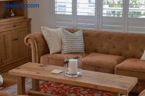 Tamborine Mountain Hideaway with Fireplace & Bath - Image 5