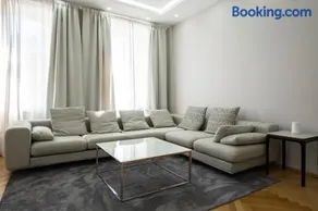 Charming 2-Room Apartment with Balcony, 15 Min to Center - Image 1