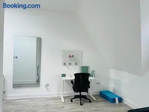 Luxurious New Home Near Airport - Image 3