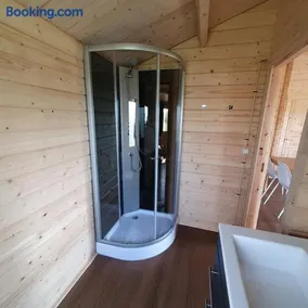 Vakantiehuisje met keuken, 2 slaapkamers en woonkamer - Image 1