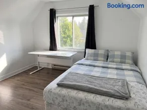 Renovated Upstairs Apartment - Image 4