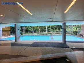 Spacious 1 bedroom mezzanine apartment with large bath views 2 free parking spots - Image 4