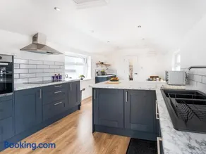 Lush apartments, Pool Table, Netflix, Parking, Long Term Discounts - Image 3