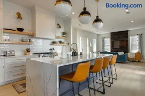 LUXE Doin' Grayt Easy Beach Access 4 Bikes Pool Pets Sleeps 12 - Image 4