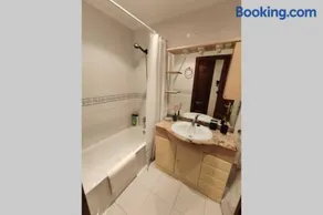 Piso Céntrico con Terraza y Garaje Para Tu Familia - Image 3