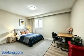 Private Room Downtown Toronto Queen Street Oasis - Image 1