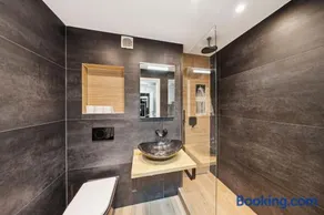 Aurevo Luxury Apartment - Pool, Spa & Lakeview - Image 2