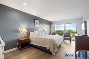 King Bed Ocean View Studio with Kitchenette - Pool and Hot Tub - Image 1