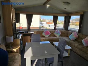 Light and Airy 2 Bedroom Mobile Home - Image 5