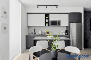 Bright Modern Townhouse Patio Family Friendly - Image 4