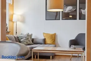 Spacious Holiday Home Near The Beach - Image 2