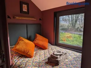 Tranquil Off-Grid Cabin - Image 2