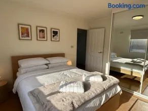 Cute & Light-filled Apartment - near Liverpool CBD - Image 4