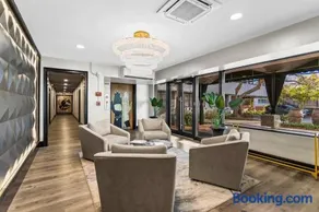 Elegant & cozy retreat near shopping and restaurants in Buckhead - Image 3