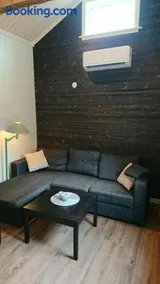 Nyrenoverad charmig gäststuga med sovloft i Järpen - Image 2