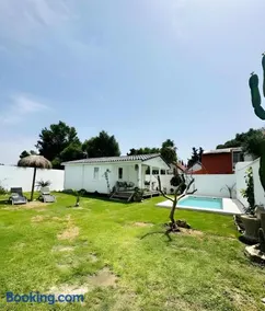 Casa de Madera con Piscina Privada Jardin Barbacoa y Garaje - Image 1