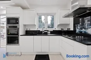 Large Comfy 4 Bedroom House, Ideal for Workers, FREE Parking - Image 3