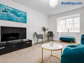 Spacious 3-Bed House - Sleeps 5 - Parking for 2 cars - Image 2