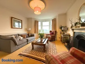 Spacious 4BR Retreat for 8 With Parking - Image 1