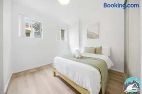 Stylish 2B Retreat with Parking - Image 4