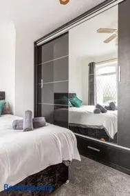 Memory Lane - beautifully renovated house close to motorway networks - Image 2